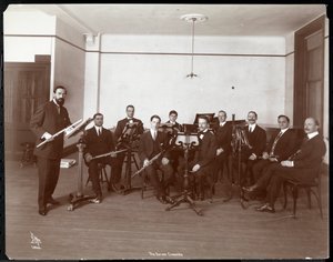 Mannen van het Barrere Ensemble Orkest met blaasinstrumenten, 1910